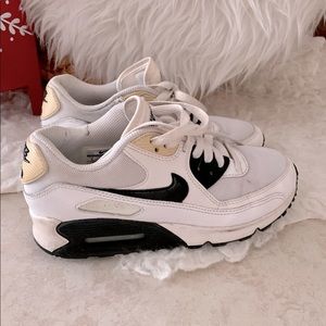 NIKE AIR MAX EXCEE SIZE 6 women